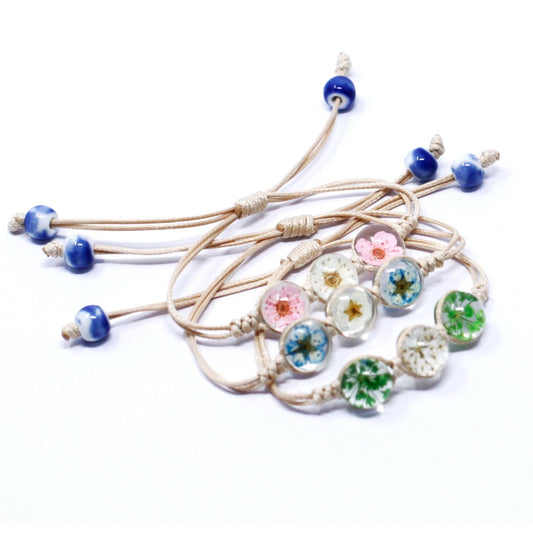 Håndlavet armbånd med tre pressede blomster