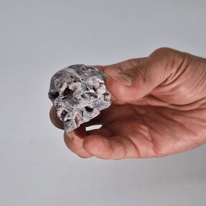 Håndskåret calcit-geode kranium, ca. 4,5 cm