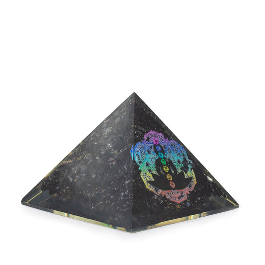 Organitpyramide 5,5×4,5 cm – Chakra Buddha, sort turmalin