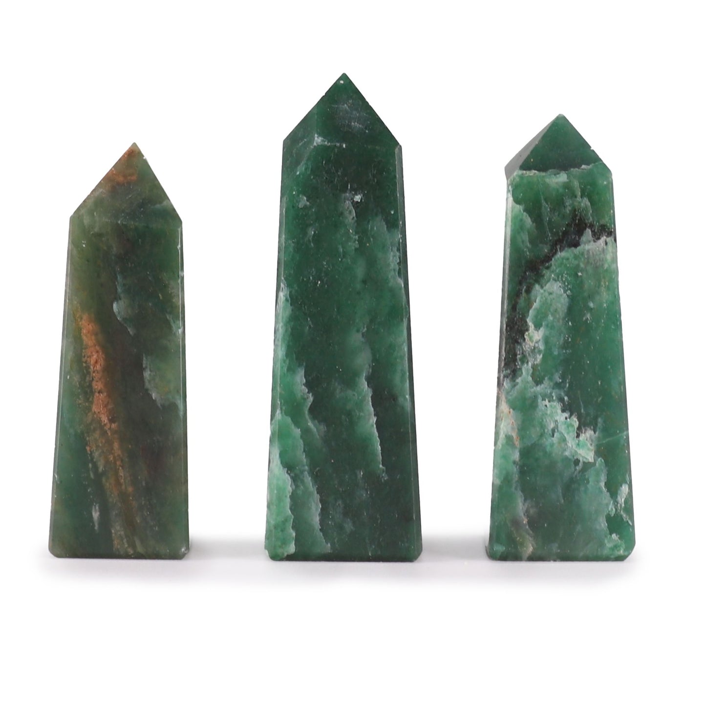 Håndskåret jade-obelisk (3–5 cm)