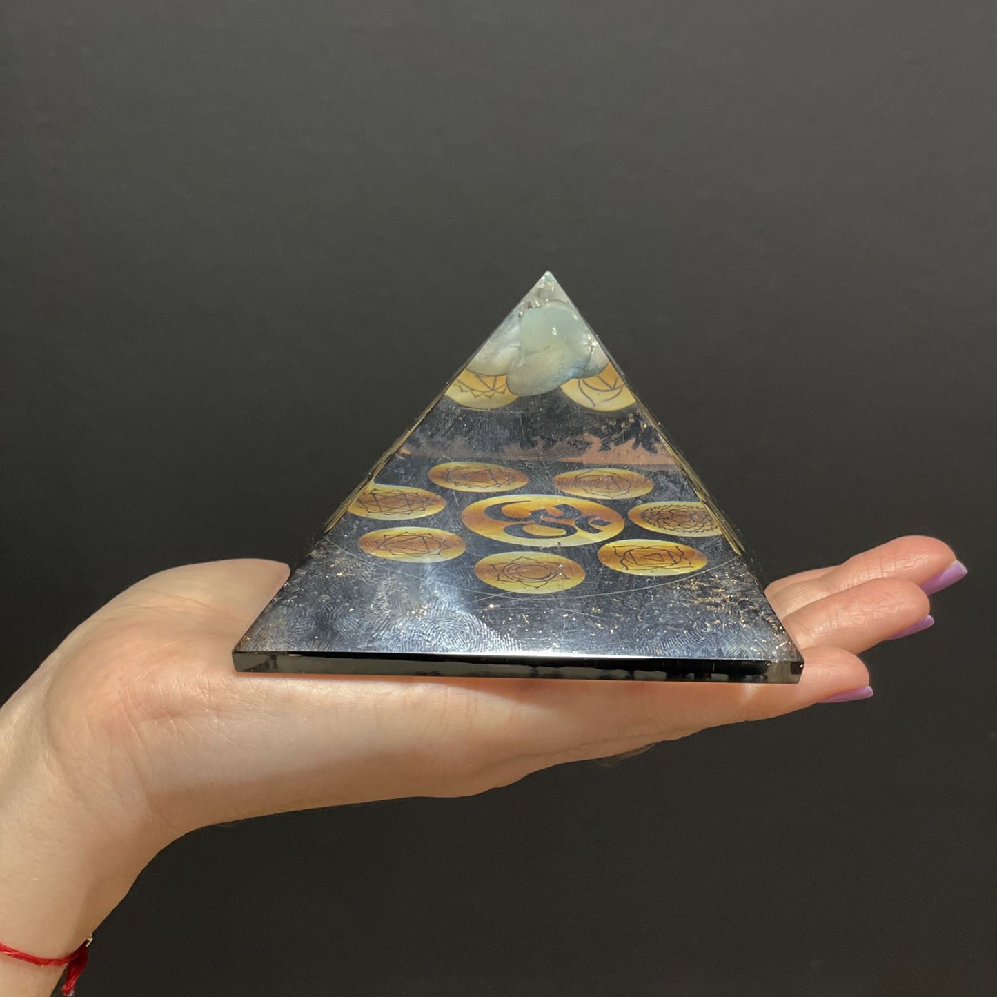 Orgonit pyramide – Midnight Om & chakra – 90 mm