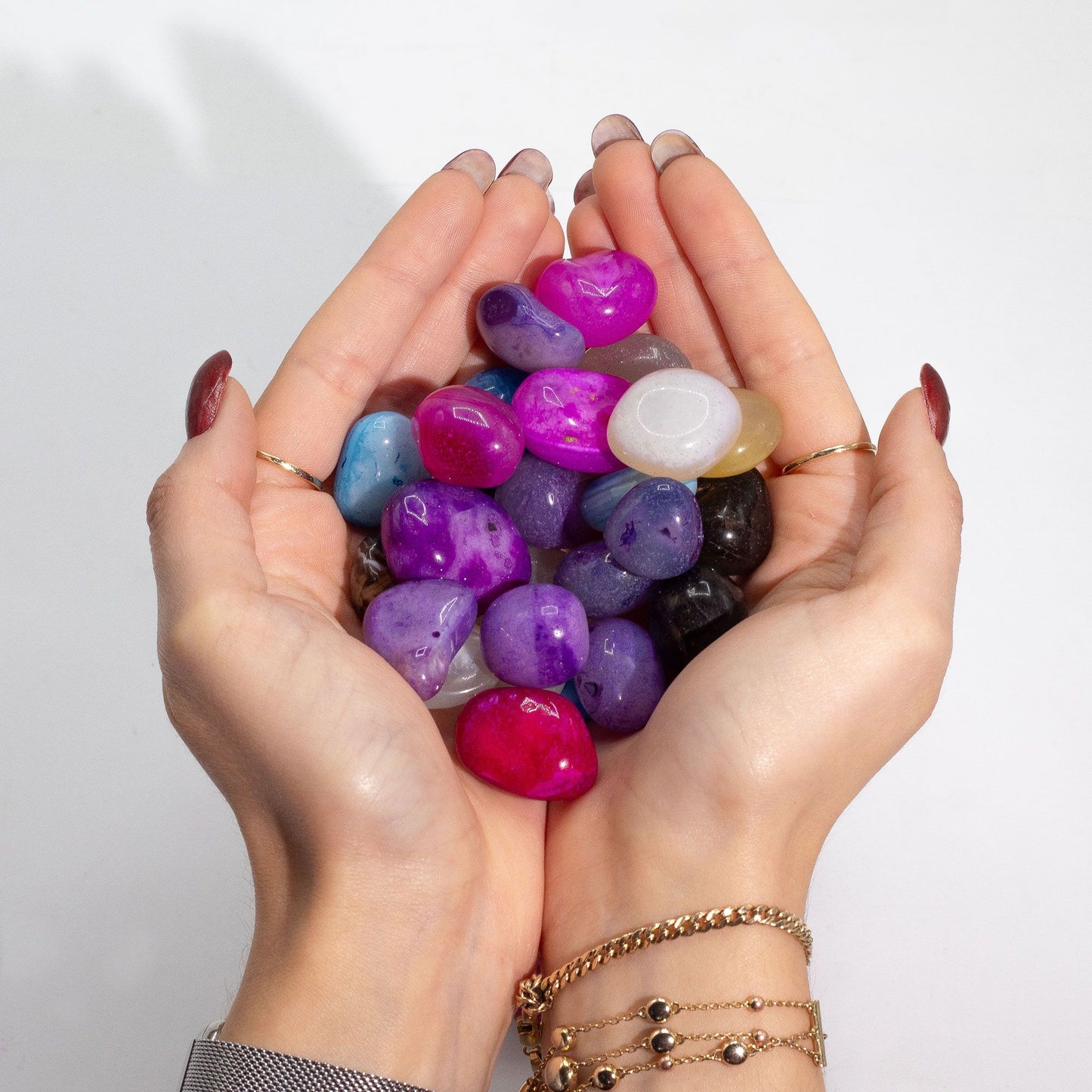 Farvebehandlede agatsten, 1 kg (≈70 stk) – 7 farver