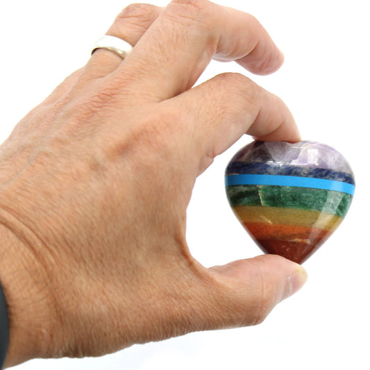 Håndskårne chakra-hjerter 45–60 mm