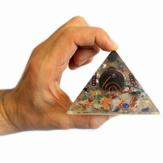 Orgonitpyramide – Medium 60 mm – Krystalchips, kobber & skildpadde
